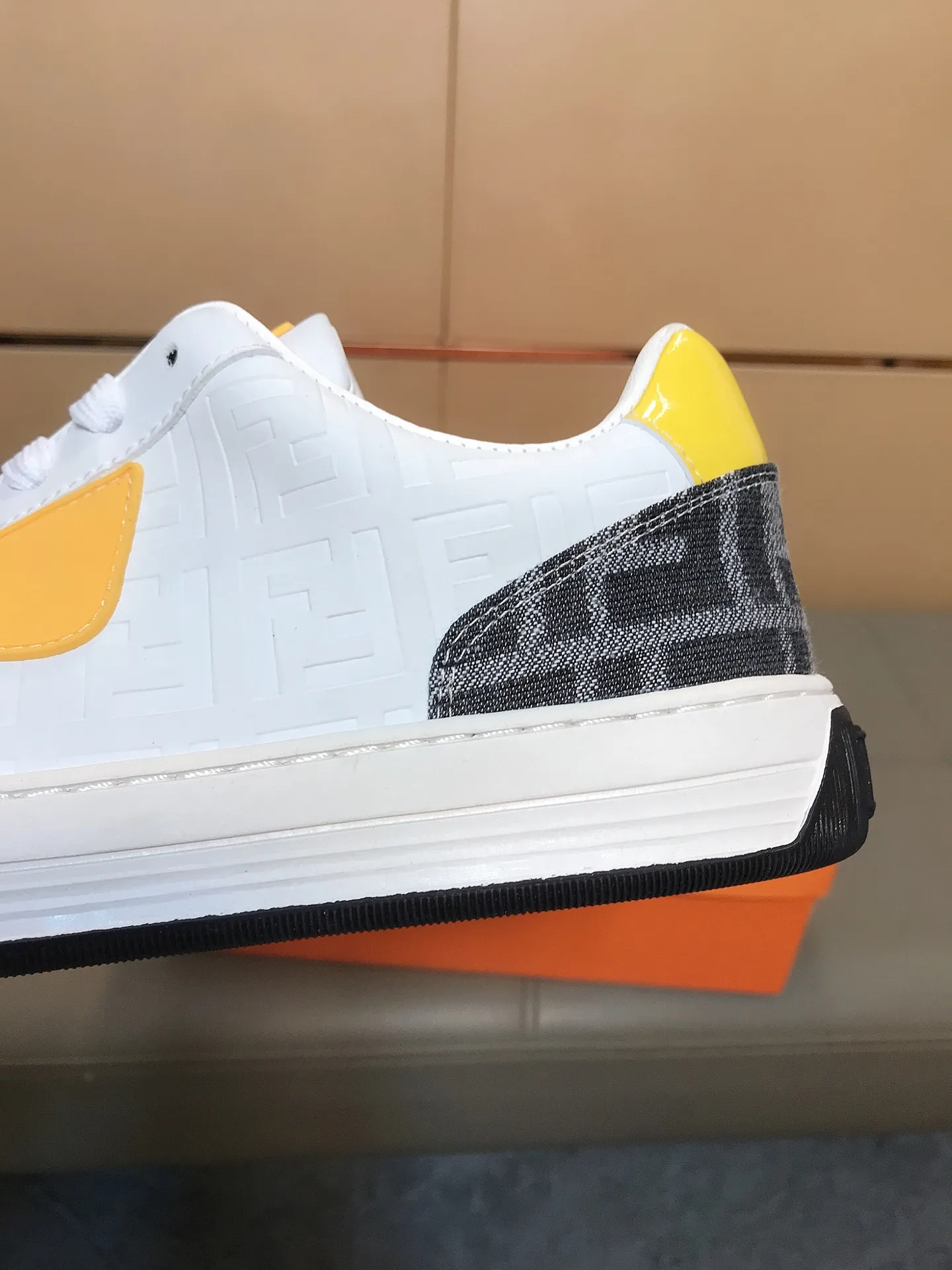 Ex-factory price 400 👟👟💎Fendi [Fendi] men's new high-top casual shoes are on the market 🔥The shoe body is made of brand-specific embossed leather, sheepskin lining, breathable and does not cover the feet! Fashionable casual shoes 🙈Non-slip and wear-resistant outsole👣 Standard size 38-44